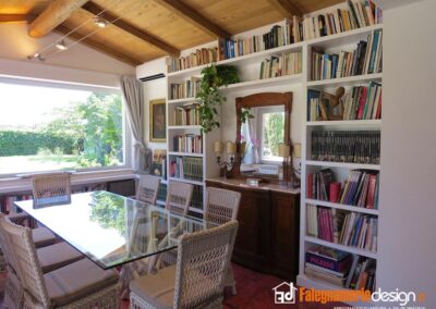 Libreria su misura con finestra e specchiera, in stile moderno