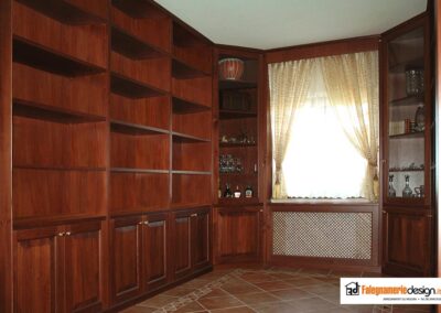 Libreria su misura in noce con stile classico e copri termosifoni