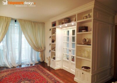 Libreria su misura in legno con boiserie e porta scorrevole