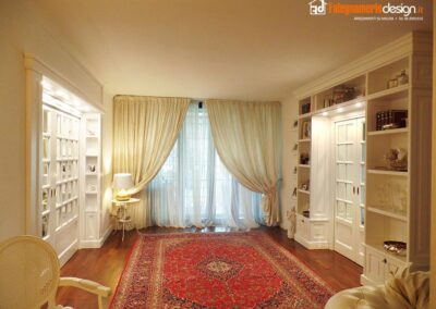 Libreria su misura in legno per soggiorno con boiserie