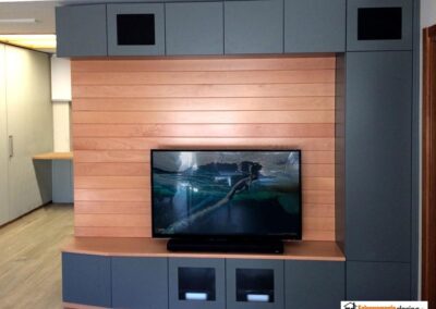 Soggiorno con parete boiserie colore grigio