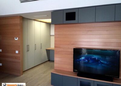 Soggiorno con parete boiserie colore grigio