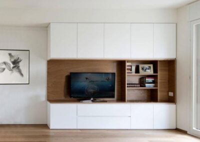 Parete con mobile su misura in legno bianco