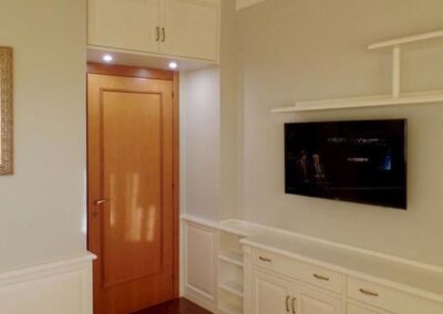 Libreria per soggiorno in legno su misura stile classico con boiserie