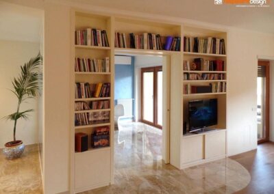 Soggiorno con libreria su misura