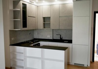 Cucina moderna angolare con illuminazione