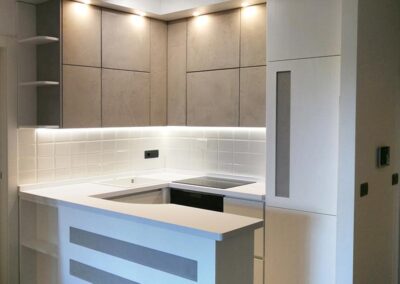 Open space con cucina moderna su misura e faretti