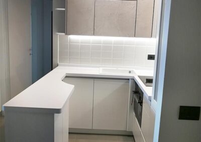 Open space con cucina su misura e faretti