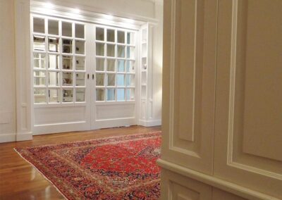 Boiserie in legno su intera parete