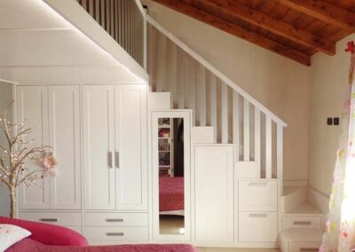 Camera con elegante soppalco bianco in vero legno su misura