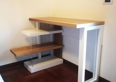 Scrivania minimal moderna con scaffali