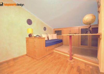 Cameretta con scrivani in legno