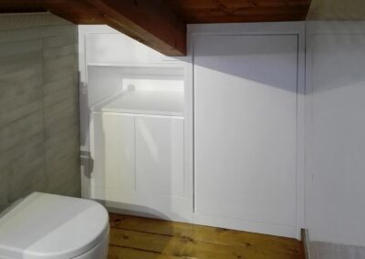 Mansarda con mobili per bagno su misura in vero legno con ante