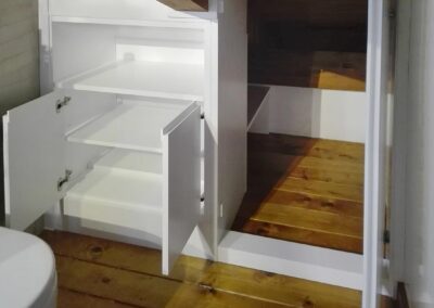 Mansarda con armadio su misura per bagno vero legno