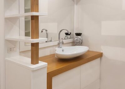 Bagno con mensole