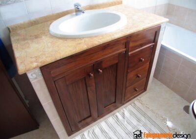 Base bagno in muratura con ante e sportelli in legno
