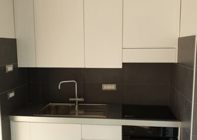 Cucina piccola moderna in vero legno