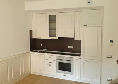 Cucina piccola in stile classico con boiserie