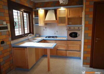 Cucina con tavolo penisola