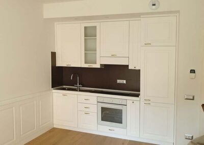 Cucina classica elegante con boiserie in vero legno