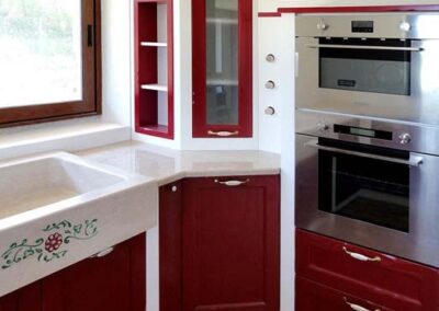 Cucina rossa in legno in stile classico