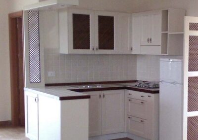 Cucina bianca angolare su misura