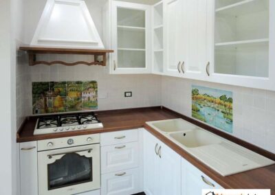 cucina bianca classica con pensili a vista