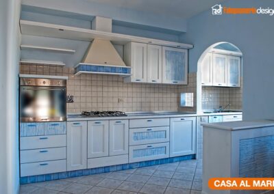 Cucina per casa al mare sulle tonalità dell'azzurro