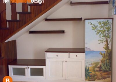 Sottoscala con frigo decorato a mano