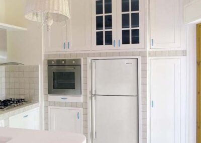 Cucina con sportelli all'inglese