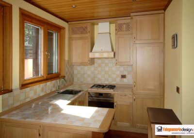 Cucina classica con top maiolicato