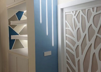 Soggiorno moderno con porta decorata