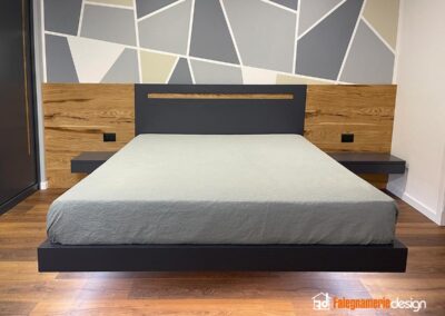 letto su misura con comodini blu
