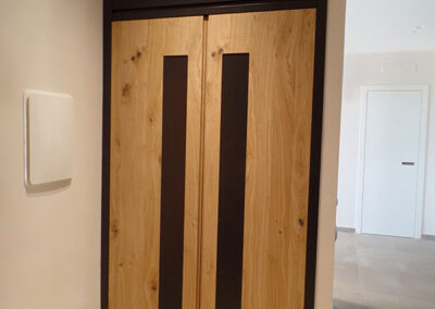 mobile per ingresso in legno chiaro e nero