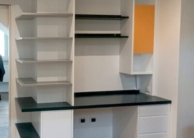 Scrivania con libreria