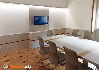 Tavolo e boiserie per attività commerciale