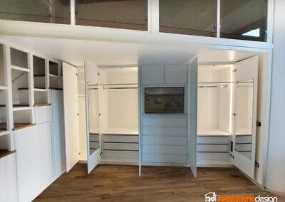 Interno armadio sotto soppalco