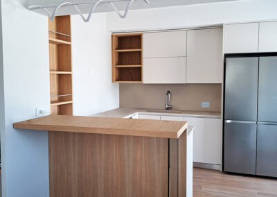 legante cucina moderna con penisola
