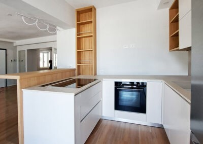 legante cucina moderna con penisola