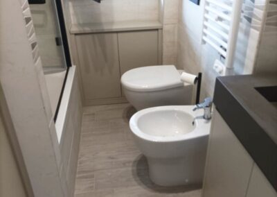 Mobile bagno sotto finestra
