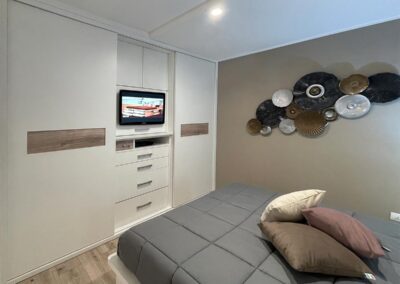 Armadio a muro con tv