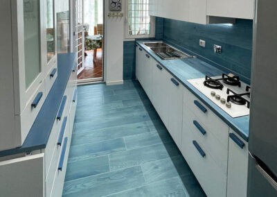 Cucina moderna bianca e blu