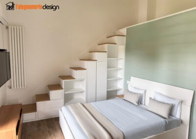 Scala sfruttabile in bianco e legno naturale