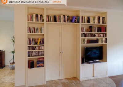 Soggiorno con libreria bifacciale