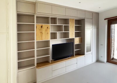 Parete attrezzata con vani contenitori e libreria