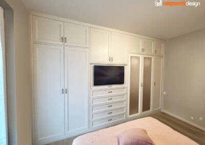 Armadio a muro in stile classico con vano tv
