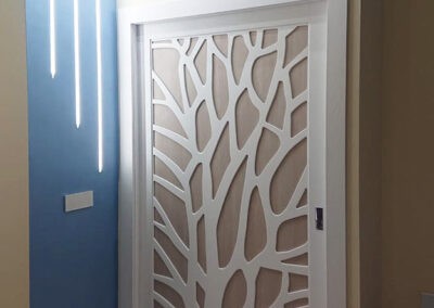 porta con intaglio in legno