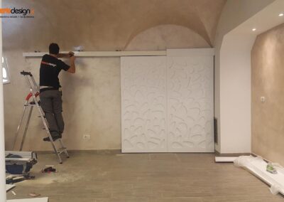 porta decorata ad ante scorrevoli