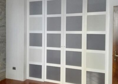 struttura con porta ad ante scorrevoli