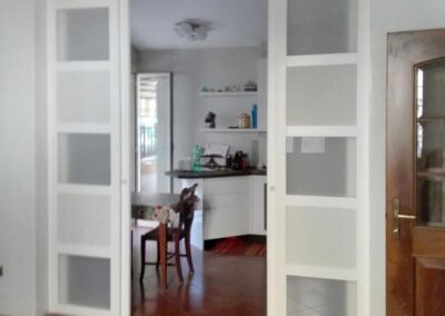 struttura con porta ad ante scorrevoli